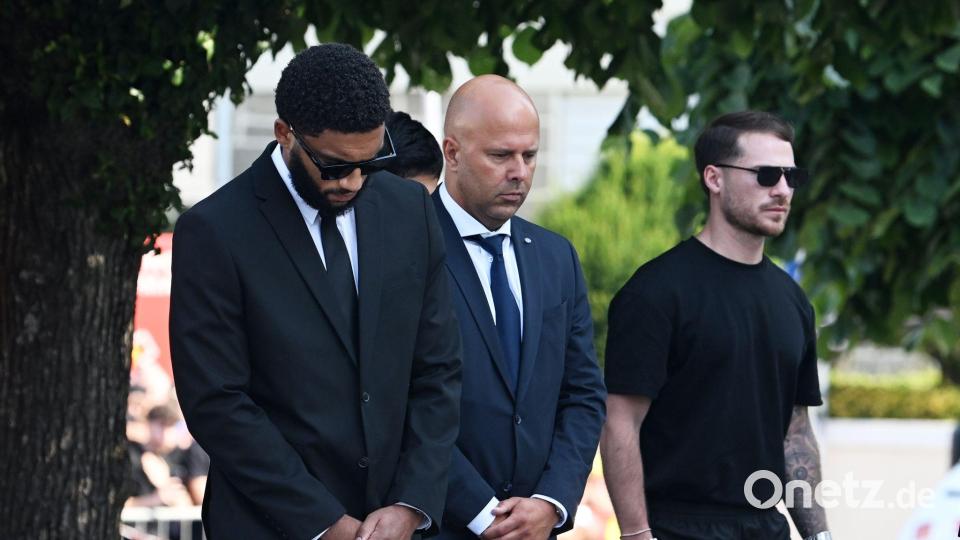 Liverpools Trainer Arne Slot (M) denkt an Weihnachten an Jotas Familie. (Archivbild) Bild: Pa/PA Wire/dpa