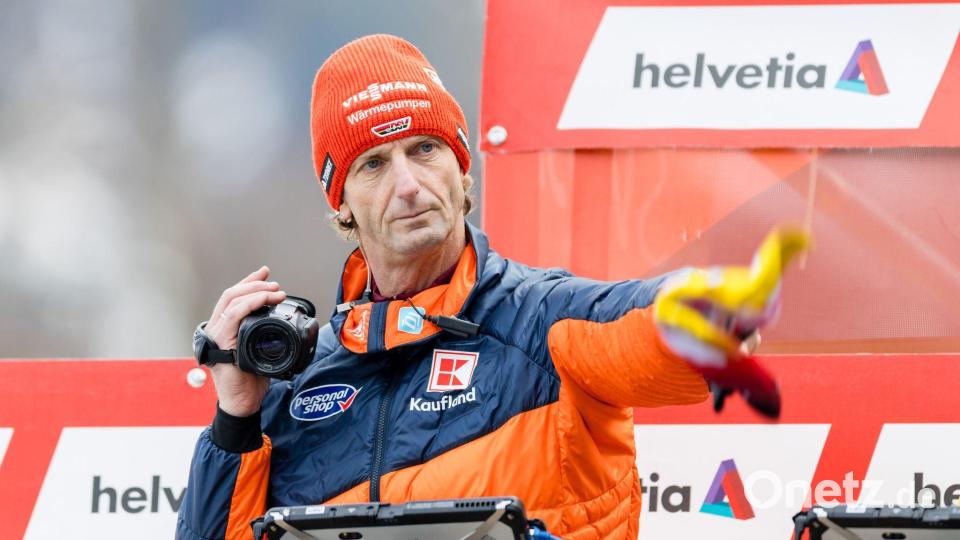 Erst ausschlafen, dann springen: Heinz Kuttin scherzt bei der Tournee-Zukunft. (Archivbild) Bild: Philipp Schmidli/KEYSTONE/dpa