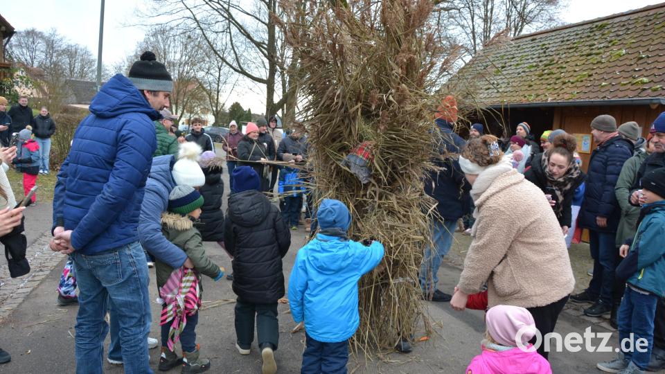 Sehen schon furchteinflösend aus, die Spechte in Pleußen, ausgestattet mit Schilf und Stroh. Für die kleinen Besucher freilich hatten sie etwas Süßes mitgebracht. Bild: jr