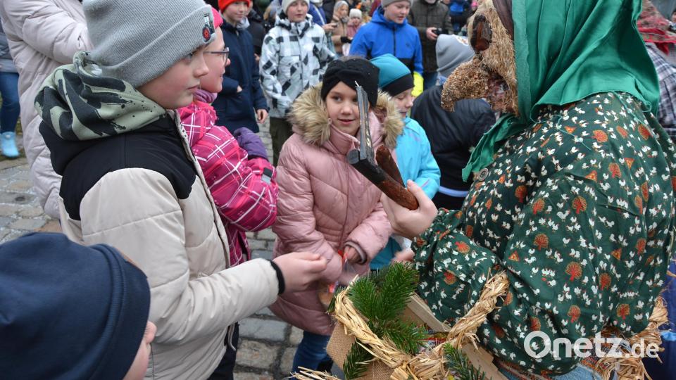 Großes Spektakel zur Mittagszeit an Heiligabend in Konnersreuth. Kinder tauschte ihre mitgebrachten Brotreste gegen Süßes aus dem Körbchen der Spechte ein. Bild: jr
