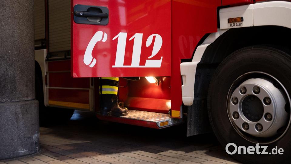 Der Wind drückte die Tür zu: Im 13. Stock eines Hochhauses hat sich ein Mann in München ausgeschlossen. Die Feuerwehr rettete ihn aus 47 Metern Höhe. (Symbolbild) Bild: Niklas Treppner/dpa