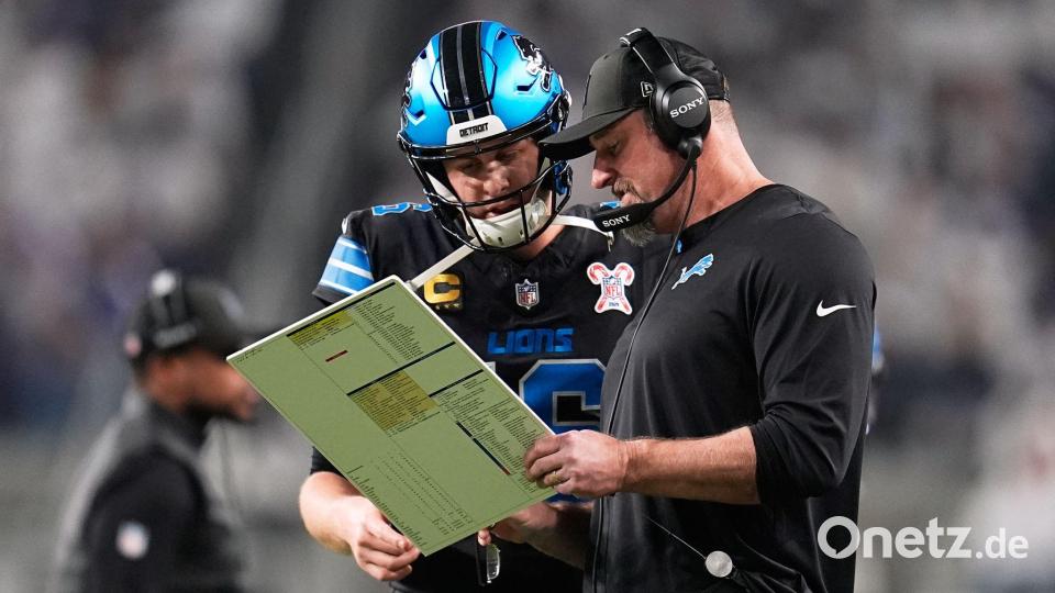 Quarterback Jared Goff suchte mit Coach Dan Campbell vergeblich nach Lösungen. Bild: Abbie Parr/AP/dpa