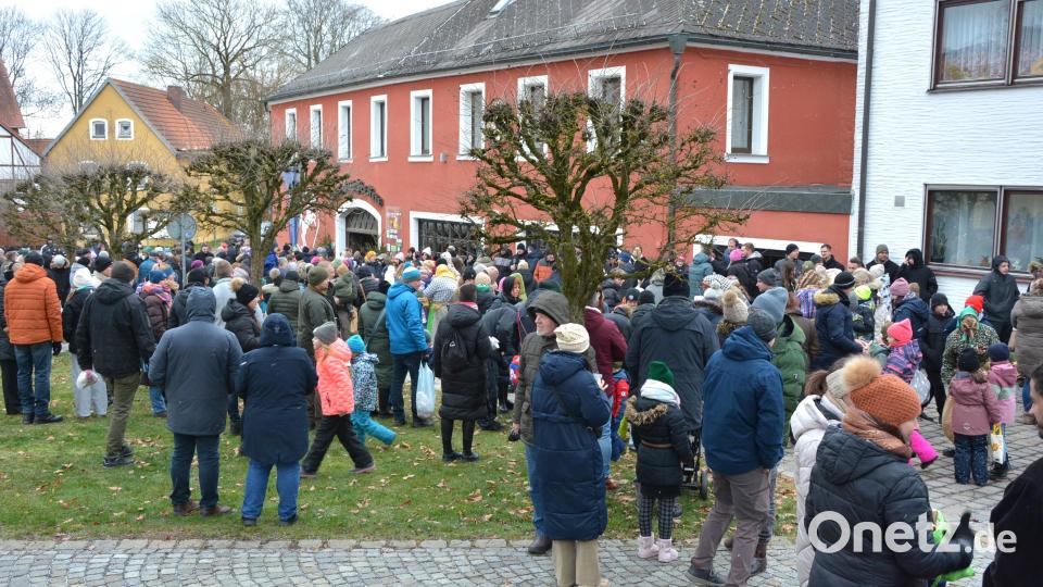 Hunderte von Besuchern kamen zum Schauspiel auf den Therese-Neumann-Platz. Bild: jr