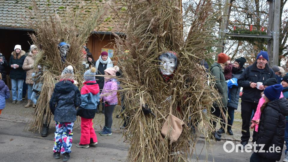 Sehen schon furchteinflösend aus, die Spechte in Pleußen, ausgestattet mit Schilf und Stroh. Für die kleinen Besucher freilich hatten sie etwas Süßes mitgebracht. Bild: jr