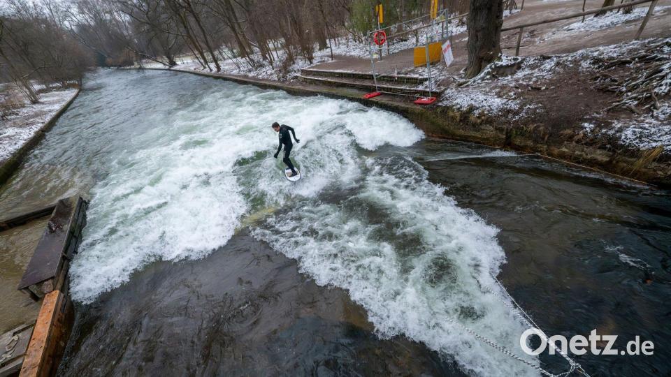 Die Eisbachsurfer haben den aufwendigen Versuch abgesagt. Bild: Peter Kneffel/dpa