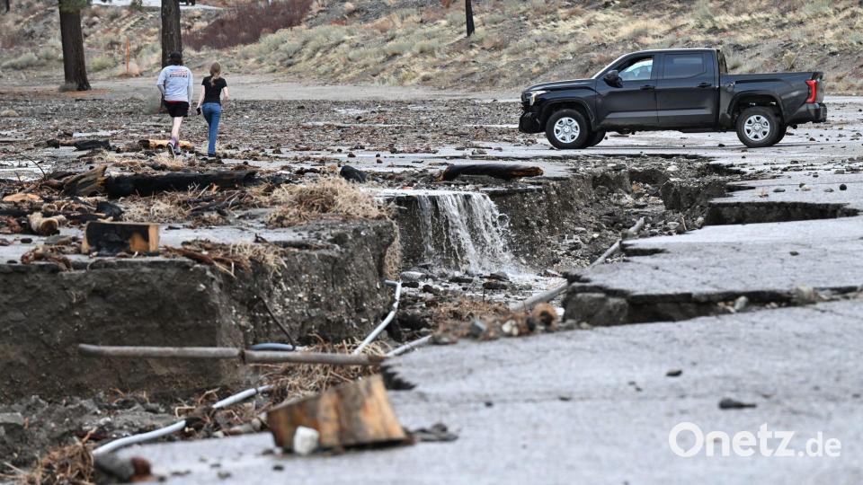 Tiefe Risse sind im Boden in Kalifornien durch Überschwemmungen zu sehen. Bild: William Liang/FR172065 AP/dpa