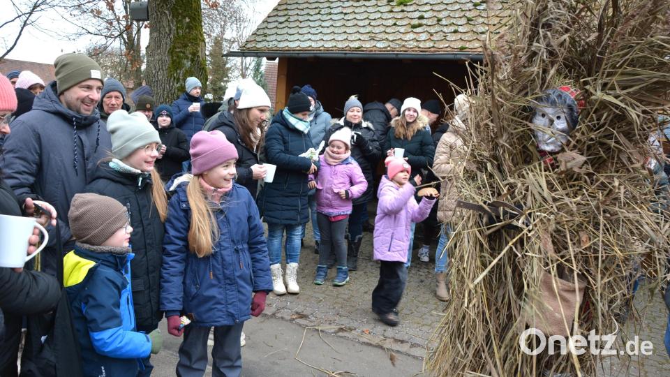 Sehen schon furchteinflösend aus, die Spechte in Pleußen, ausgestattet mit Schilf und Stroh. Für die kleinen Besucher freilich hatten sie etwas Süßes mitgebracht. Bild: jr