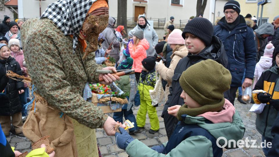 Großes Spektakel zur Mittagszeit an Heiligabend in Konnersreuth. Kinder tauschte ihre mitgebrachten Brotreste gegen Süßes aus dem Körbchen der Spechte ein. Vorhandene Ängste der Kinder waren wie weg gelöscht, als sie Süßes erhielten. Bild: jr