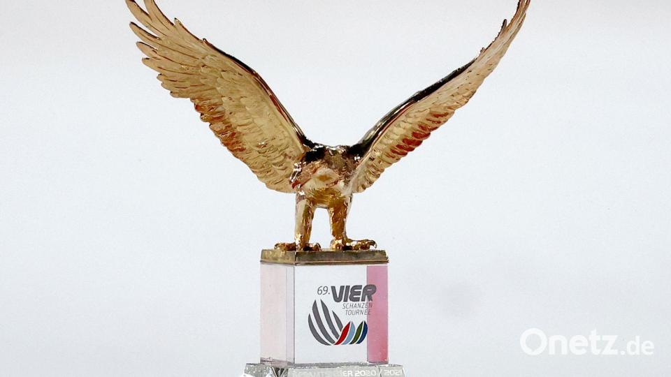 Der goldene Adler wird für den Tournee-Sieger verliehen. (Archivbild) Bild: Daniel Karmann/dpa