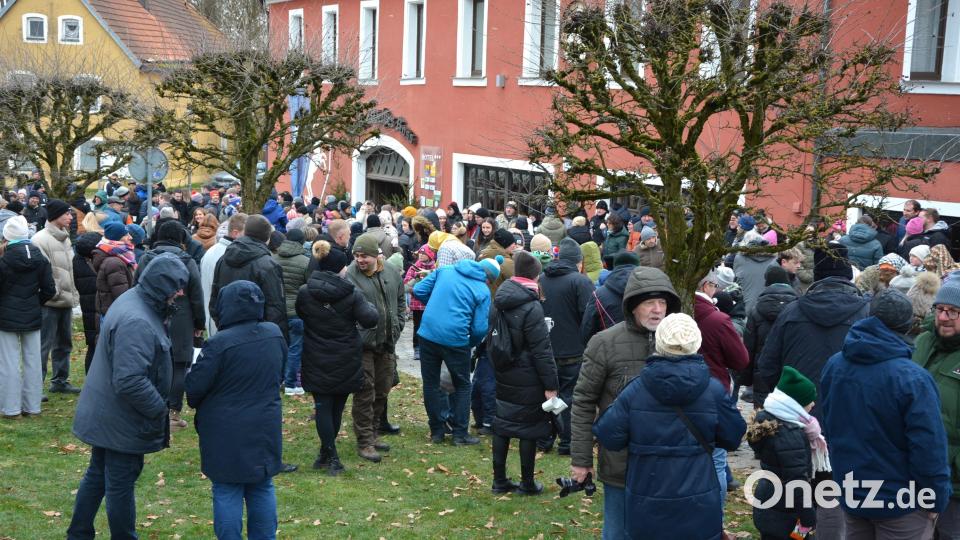 Hunderte von Besuchern kamen zum Schauspiel auf den Therese-Neumann-Platz. Bild: jr