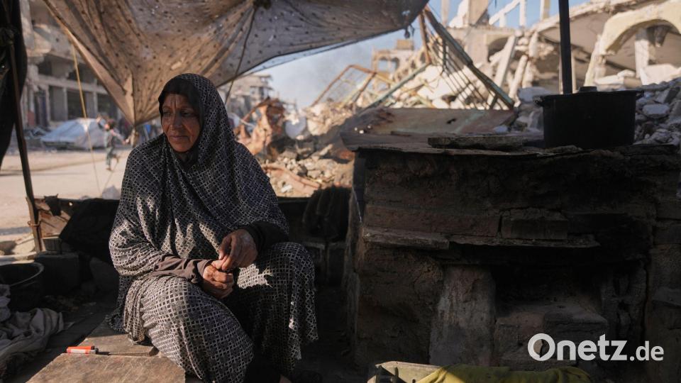 Kochen im Krisenalltag: Frau versorgt ihre Familie im Lager Al-Shati im Gazastreifen Bild: Jehad Alshrafi/AP/dpa