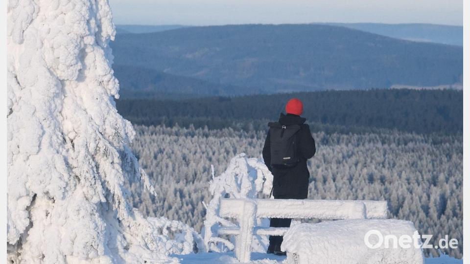 Fichtelberg im Frost: Spaziergänger genießt Winteridylle Bild: Sebastian Willnow/dpa