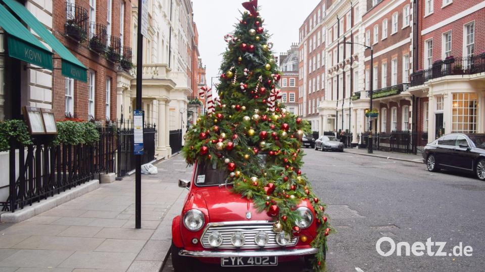 Ein mit einem Weihnachtsbaum geschmückter Mini steht in London auf der Straße. Bild: Vuk Valcic/ZUMA Press Wire/dpa