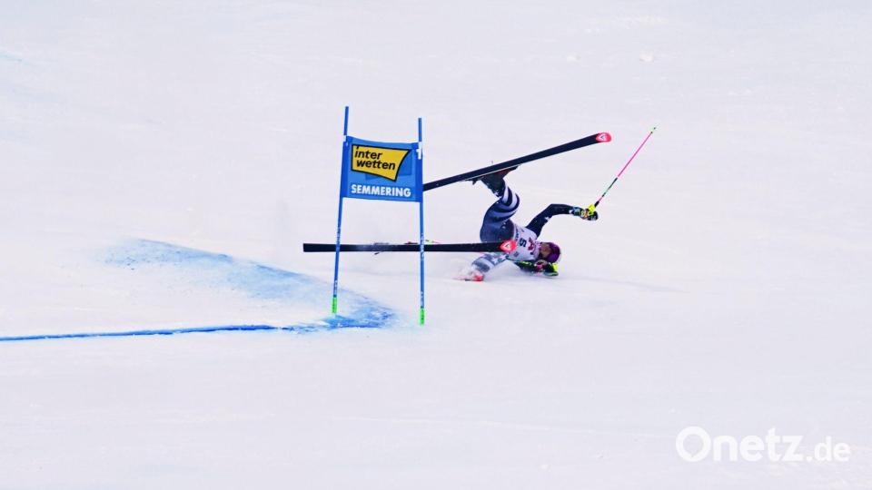 Die US-Amerikanerin Paula Moltzan stürzte im zweiten Lauf heftig. Bild: Pier Marco Tacca/AP/dpa