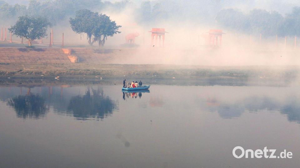 Ein Boot fährt bei Nebel auf dem Yamuna-Fluss. Bild: Deepak/ZUMA Press Wire/dpa