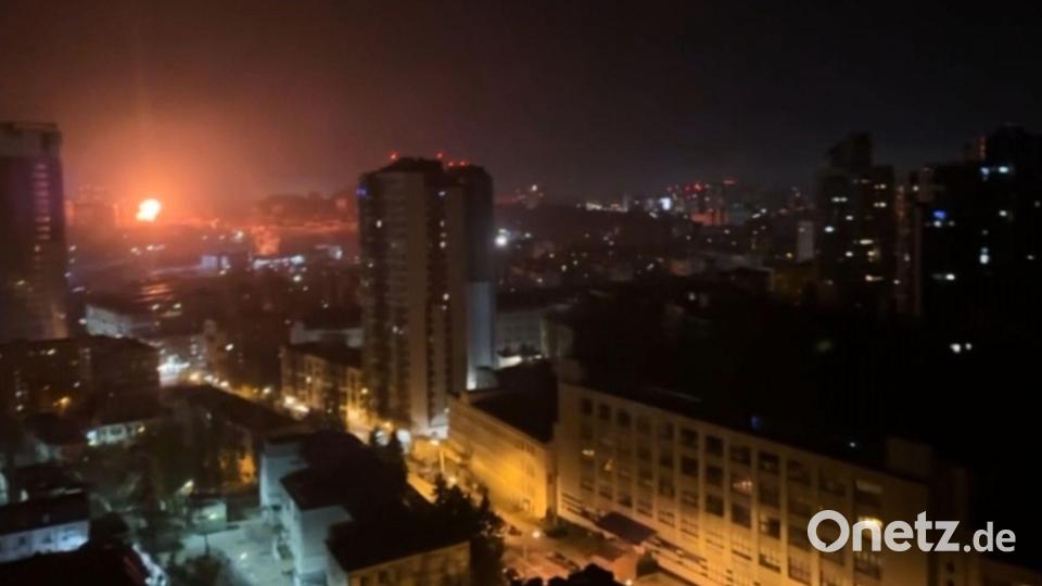 In der ukrainischen Hauptstadt Kiew sind bei russischen Luftschlägen mehrere Menschen verletzt worden. Bild: Uncredited/AP/dpa
