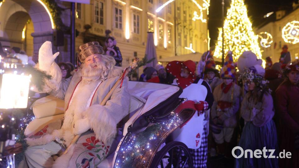 Väterchen Frost fährt in einer Kutsche durch die Altstadt von Ljubljana. Bild: Zeljko Stevanic/XinHua/dpa