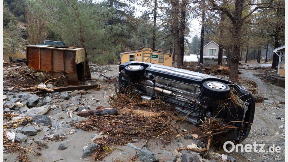 Autos und Häuser werden nach Unwetter von Schlamm verschluckt. Bild: Matthew Hoen/ZUMA Press Wire/dpa