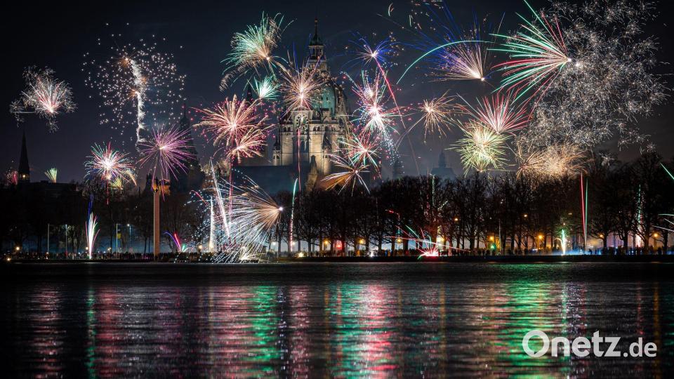 Niemand hat etwas gegen organisierte Feuerwerke an zentralen Plätzen, doch die wilde Böllerei muss untersagt werden, sagt der Präsident der Bundesärztekammer. (Archivfoto) Bild: Moritz Frankenberg/dpa
