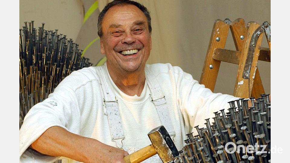 Der „Nagelkünstler“ Günther Uecker ist im Alter von 95 Jahren gestorben. (Archivbild) Bild: Horst Ossinger/dpa