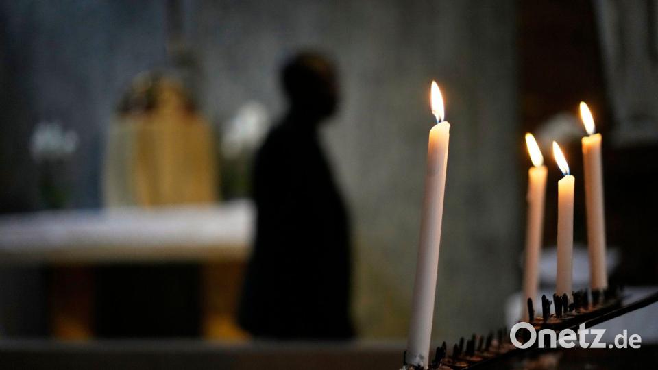 Viele berühmte Menschen haben sich 2025 von der Welt verabschiedet. (Symbolbild) Bild: Themba Hadebe/AP/dpa