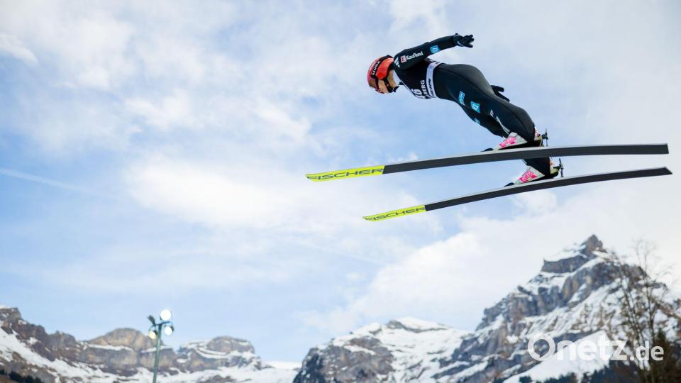 Hoch in der Luft: So sieht man Katharina Schmid nicht mehr häufig. (Archivbild) Bild: Philipp Schmidli/KEYSTONE/dpa