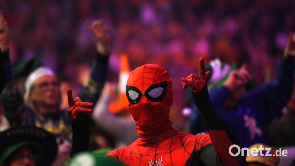 Darts: WM, 3. Runde. Zuschauer in Kostümen im Alexandra Palace. Bild: Steven Paston/PA Wire/dpa