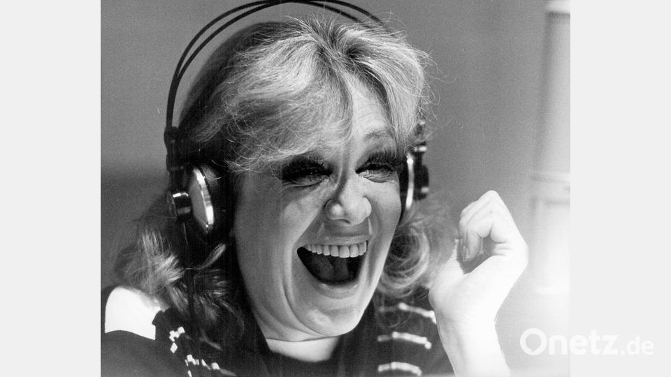 Hildegard Knef lacht bei einer Aufnahme im Plattenstudio in München. (Archivfoto) Bild: Istvan Bajzat/dpa