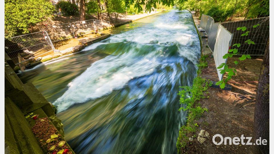 Münchner Eisbachwelle: Surfen war nach dem tödlichen Unfall zunächst verboten. (Archivbild) Bild: Peter Kneffel/dpa
