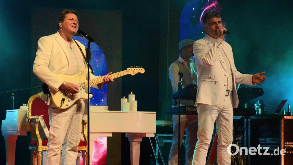 Der "Neue", Mike Werner (links), ist der Ersatz für den erkrankten Didi Ganshofer und singt hier im Duett mit Renato Wohllaib. Bild: Kunz