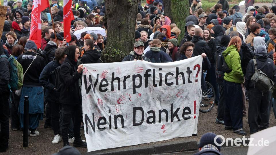 Die geplante Wiedereinführung der Musterung ruft Tausende auf die Straße. (Archivbild) Bild: Bernd Wüstneck/dpa