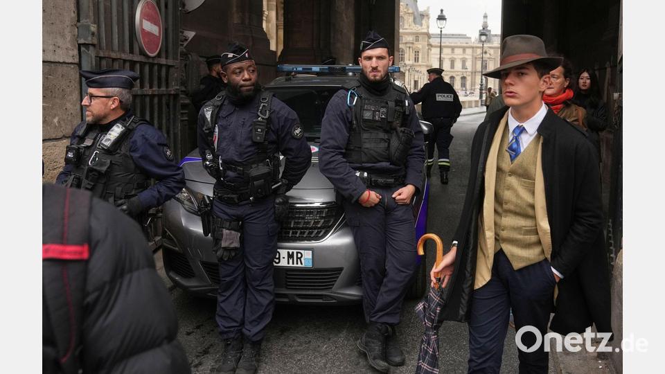 Erregt fast so viel Aufsehen wie der Juwelenraub: eleganter Schüler am Louvre. (Archivbild) Bild: Thibault Camus/AP/dpa