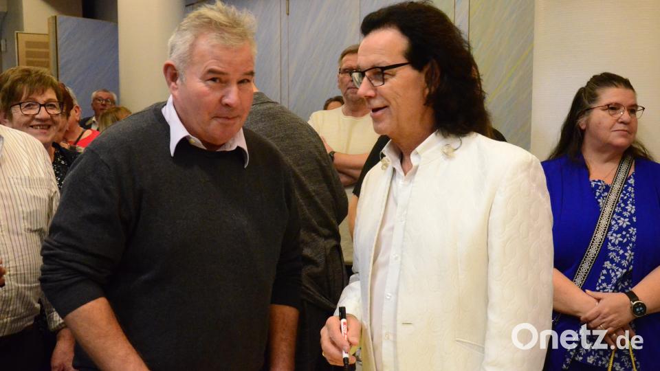 Bandleader Franz Griesbacher im Gespräch mit einem Besucher. Bild: Kunz