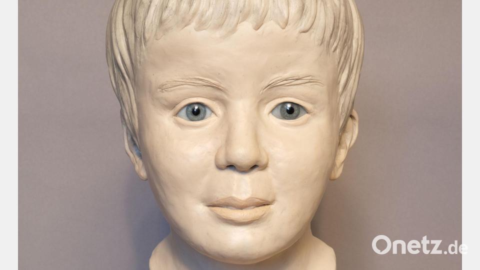Mit einer Gesichtsrekonstruktion des toten Jungen sucht die Polizei den Täter. (Archivbild) Bild: Polizeipräsidium Oberbayern Nord/dpa