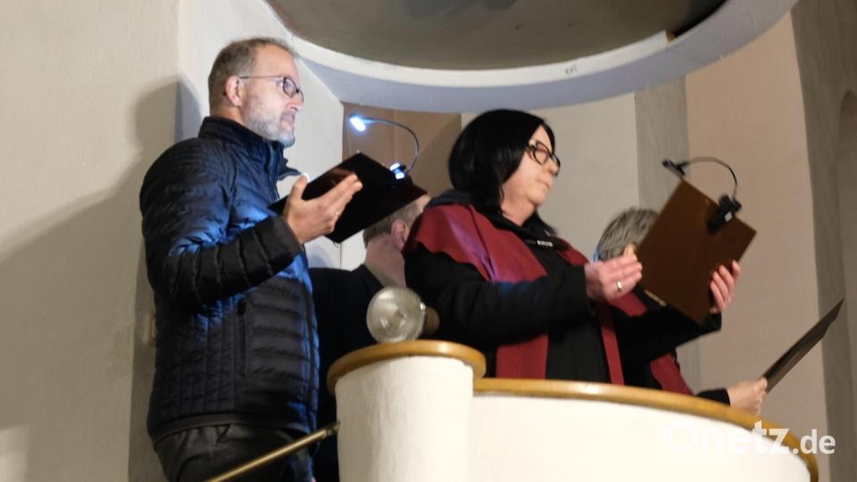 Aufgeteilt in zwei Gruppen im Kirchenraum brachte die Chorschola auch von der Kanzel aus agierend, das bekannte "Quem pastores" dar. Bild: mab