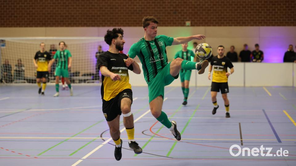 Ost-Spieler Jonas Zeiler (rechts) im Zweikampf gegen den Hofer Hüseyin Durkan. Bild: Dieter Jäschke
