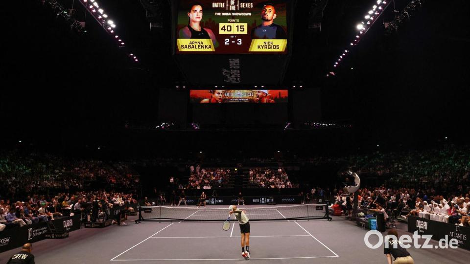 Nick Kyrgios beim Aufschlag im Battle of the Sexes gegen Aryna Sabalenka. Bild: Amr Alfiky/Reuters/Getty Images Europe/Pool/dpa