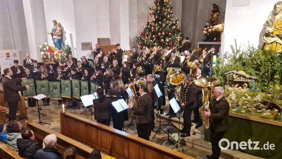 Das große Blasorchester der Musikkapelle sorgte für weihnachtliche Stimmung in der vollbesetzten Pfarrkirche. Bild: mab