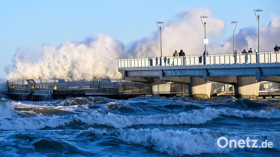 Vom Sturmwetter besonders stark betroffen ist die Ostseeküste Polens - wie hier das Ostseebad Kolberg. Bild: Piotr Kowala/PAP/dpa