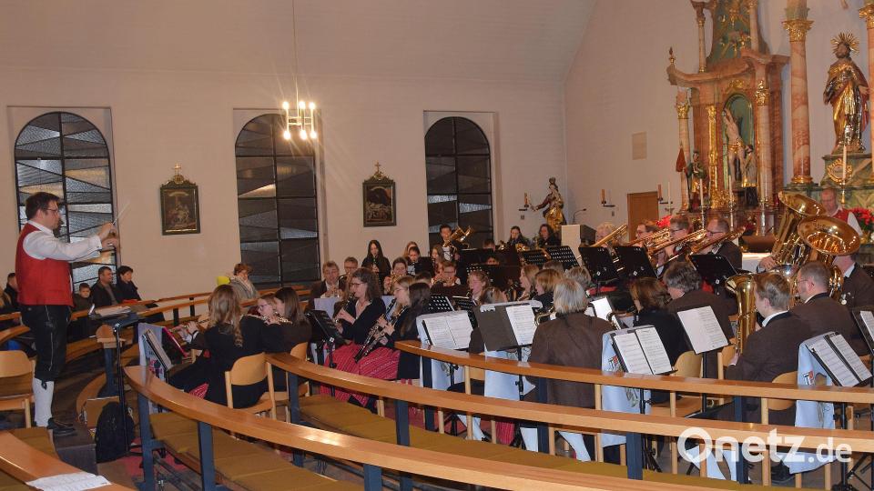 Musikalische Weihnachtssterne leuchten in Schmidmühlen: Die Blaskapelle St. Ägidius unter der Leitung von Dr. Christian Bäuml hatte viele musikalische Geschenke für den weihnachtlichen Konzertreigen einstudiert. Bild: Paul Böhm
