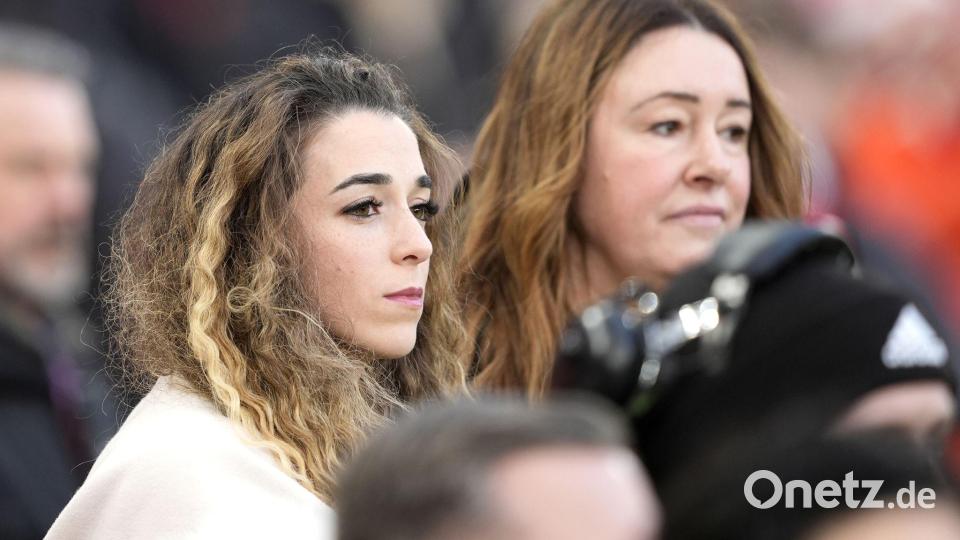 Rute Cardoso (l.), Witwe von Ex-Liverpool-Star Diogo Jota, war am Samstag im Stadion. Bild: Peter Byrne/PA Wire/dpa