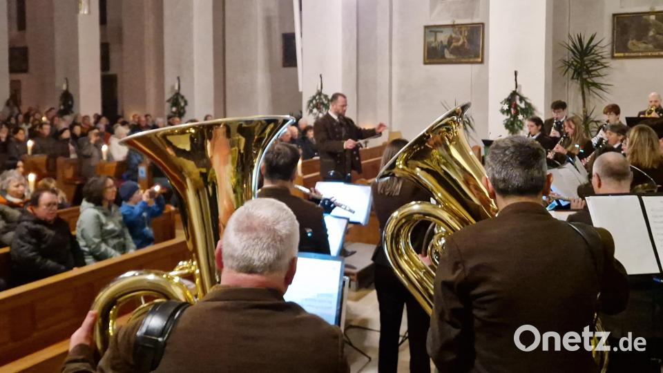 Übergangsweise im Rahmen eines Projektes hatte Dirigent Barnabas Lugosi die Leitung für dieses Konzert übernommen. Bild: mab