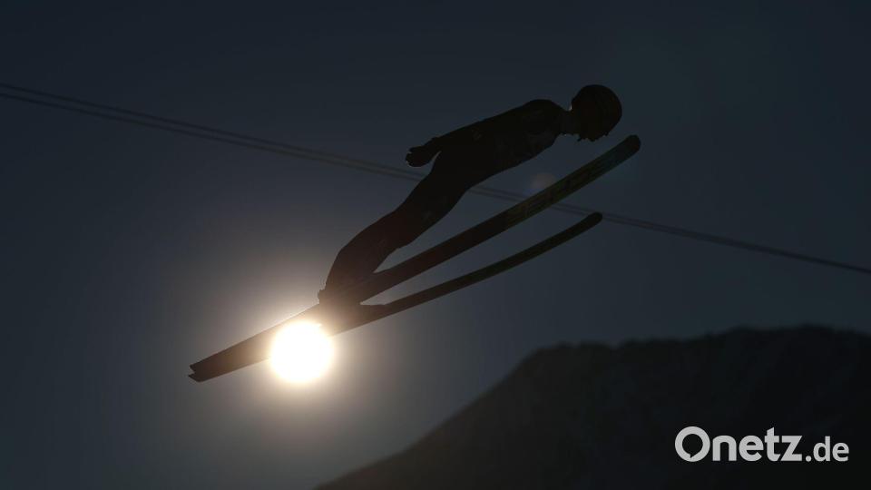 Karl Geiger legt einen schwachen Quali-Sprung hin. Bild: Daniel Karmann/dpa