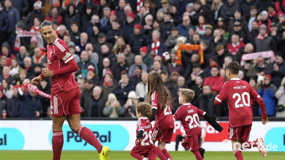 Liverpool-Kapitän Virgil van Dijk lief unter anderem mit Diogo Jotas Kindern ein. Bild: Peter Byrne/PA Wire/dpa