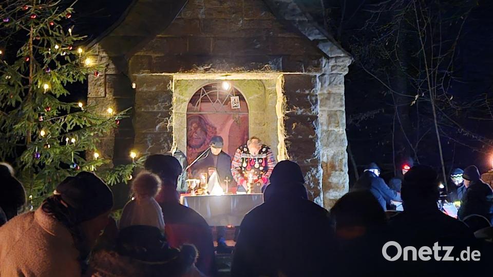 An die 150 Besucher waren am Heiligen Abend zur Christmette an die Heilige Staude gekommen. Den Gottesdienst zelebrierte Pfarrvikar Jomet Joy von der Pfarrei St. Johannes. Bild: Ursula Breinbauer