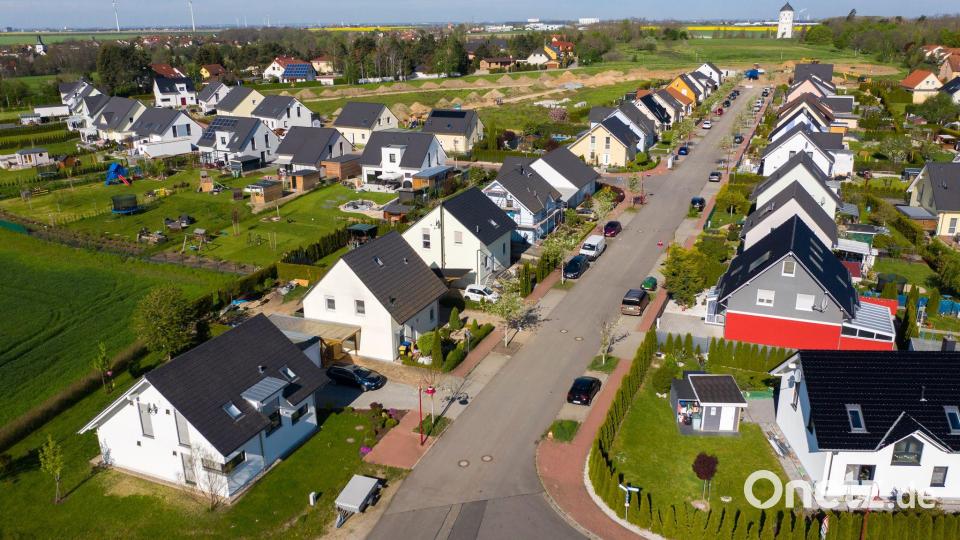 Der Neubau stockt, zuletzt wurden aber wieder mehr Eigenheime genehmigt. (Archivbild) Bild: Jan Woitas/dpa-Zentralbild/dpa