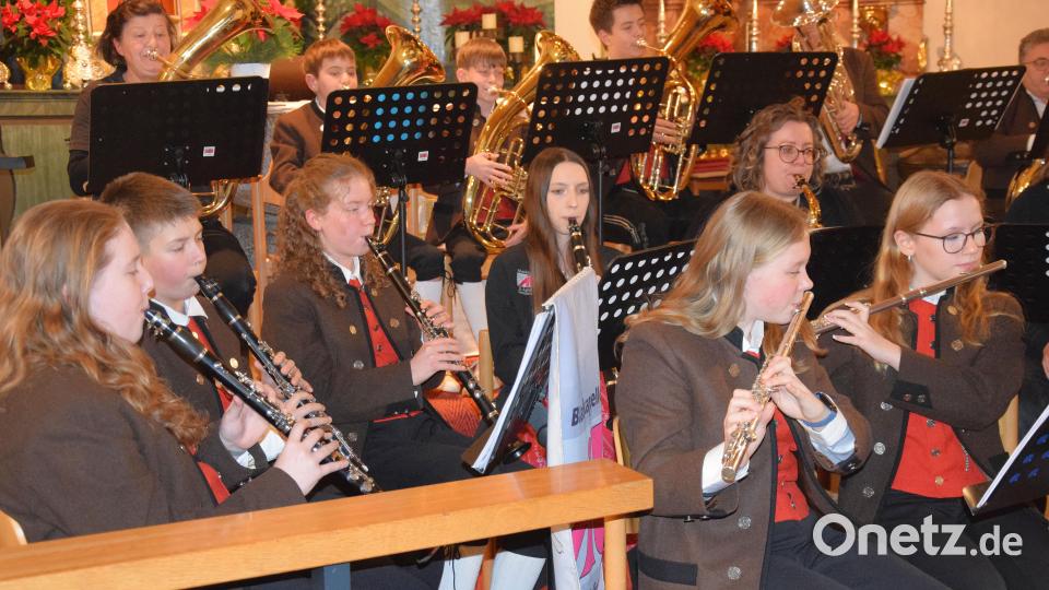 Einen Teil des Weihnachtskonzertes der Blaskapelle St. Ägidius hat das Nachwuchsorchester mit verschiedenen Musikstücken gestaltet. Bild: bö