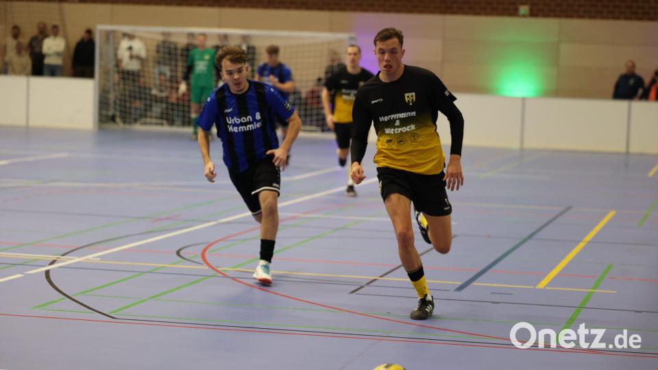 Die SpVgg Bayern Hof (rechts Max Hertel) gewann das Halbfinale gegen Gastgeber SpVgg SV Weiden (links Paul Fenzl) mit 2:0. Bild: Dieter Jäschke
