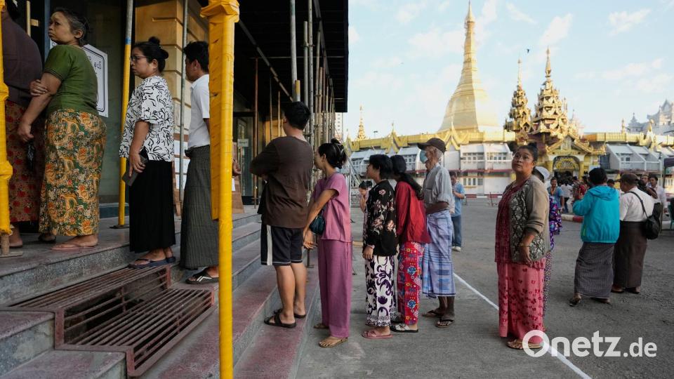 Wähler stellen sich in Yangon, Myanmar, an einem Wahllokal an. Bild: Thein Zaw/AP/dpa