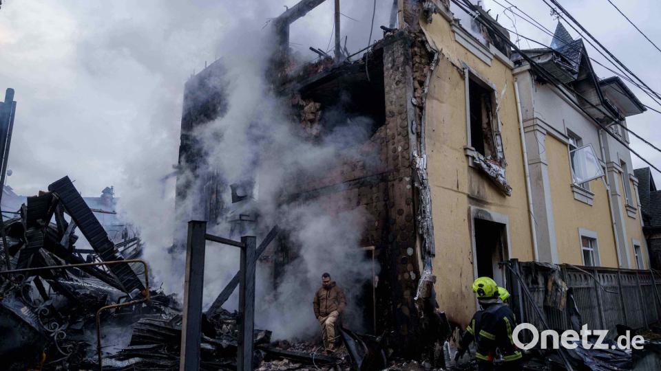 Ein Mann verlässt in Kiew ein zerstörtes Haus. Bild: Evgeniy Maloletka/AP/dpa